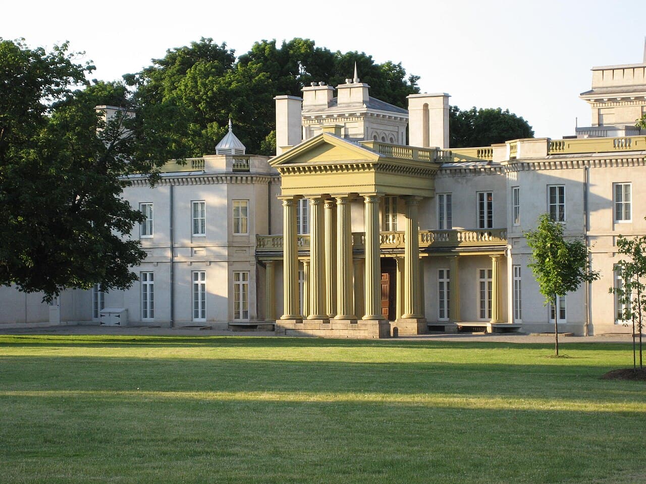 Hamilton landmark - Dundurn Castle & Hamilton Harbour
